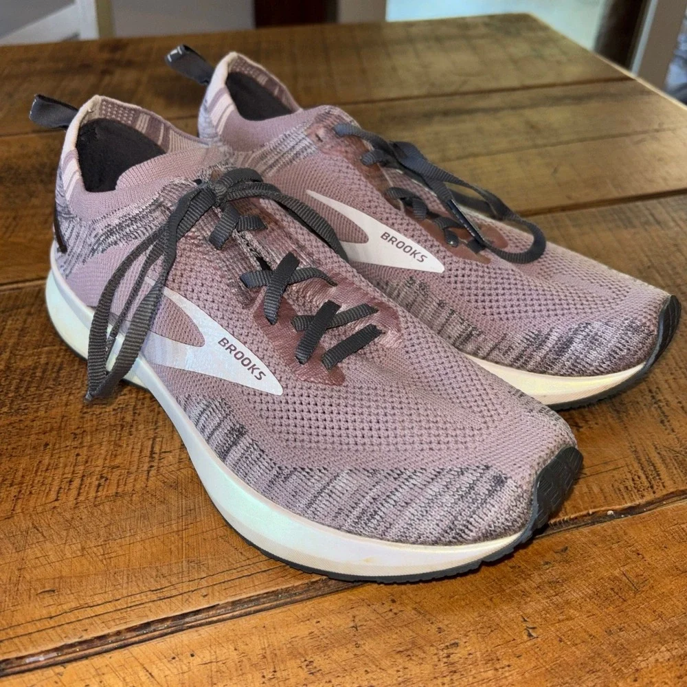 Brooks Womens Levitate 4 Metallic Primrose Mauve Athletic Tennis‎ Shoes Size 8.5